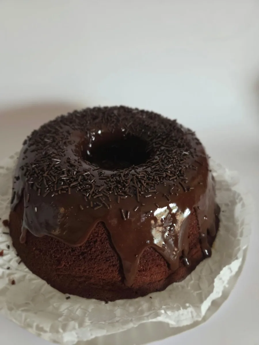 Bolo de chocolate com granulado