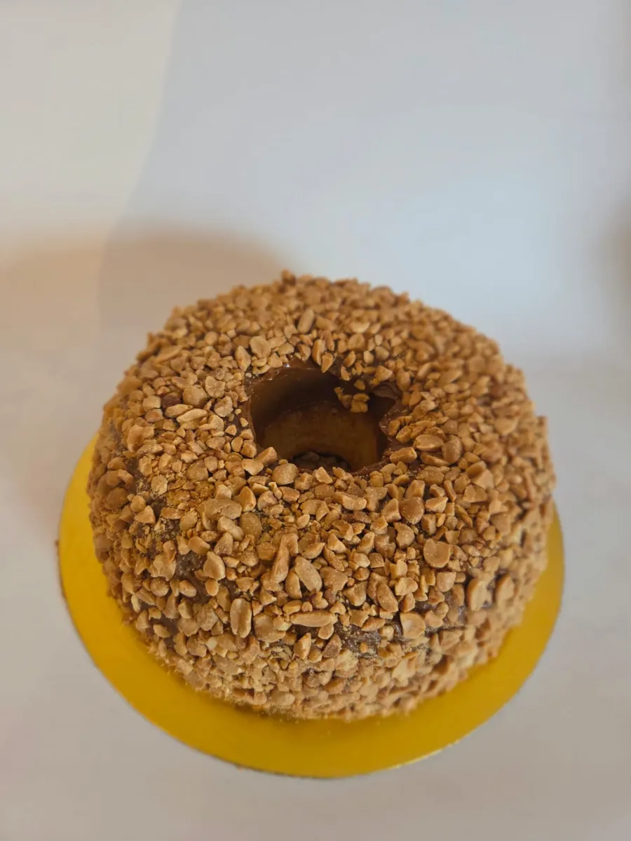 Bolo de ginguba coberto de amendoim