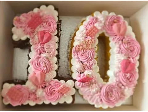 Bolo número 10 com rosas