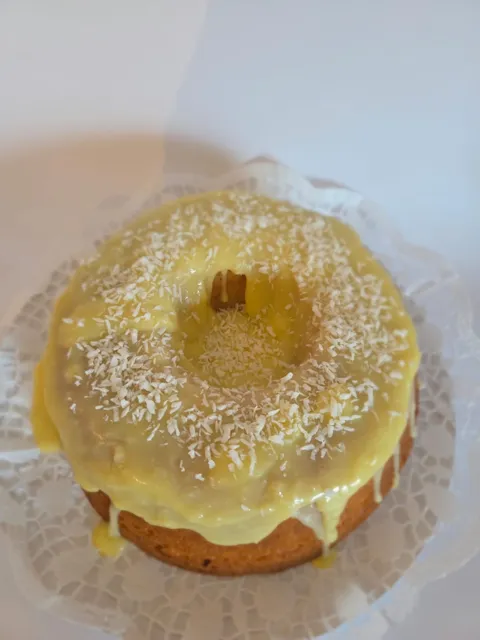 Bolo de laranja com cobertura e coco