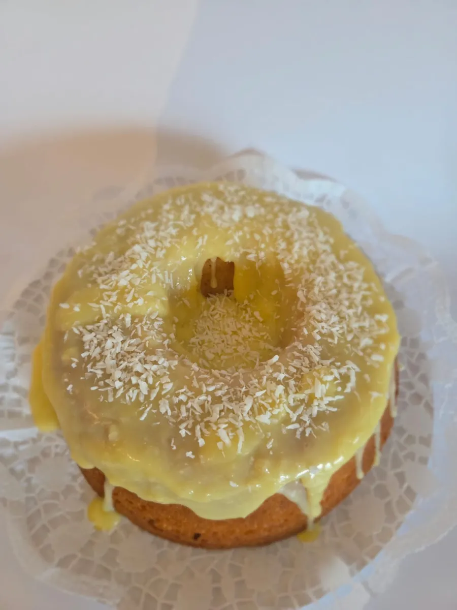 Bolo de laranja com cobertura e coco