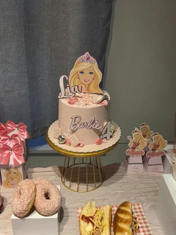 Bolo Barbie na mesa de festa